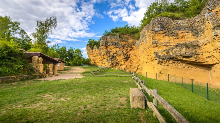 Vue sur les carrières de Glay dans le Beaujolais