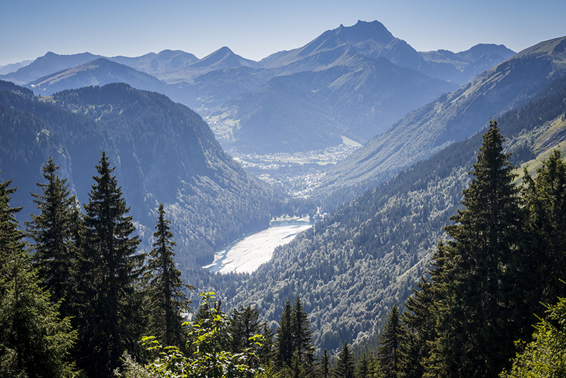 Vue depuis le col de Bassachaux sur le lac et les montagnes