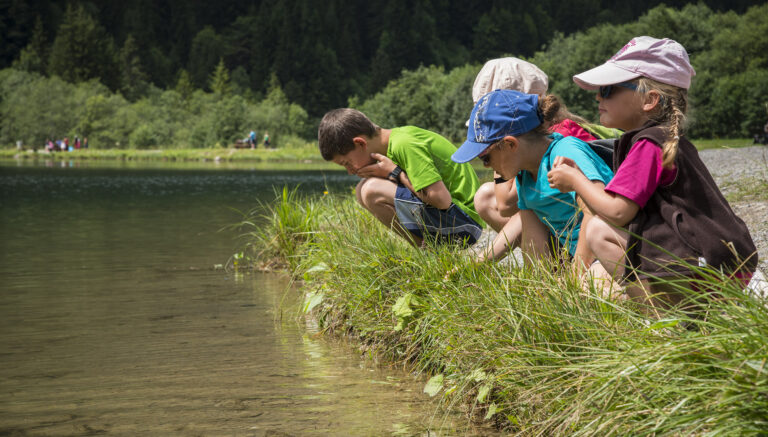 Jeunes écoliers au bord du Lac des Plagnes