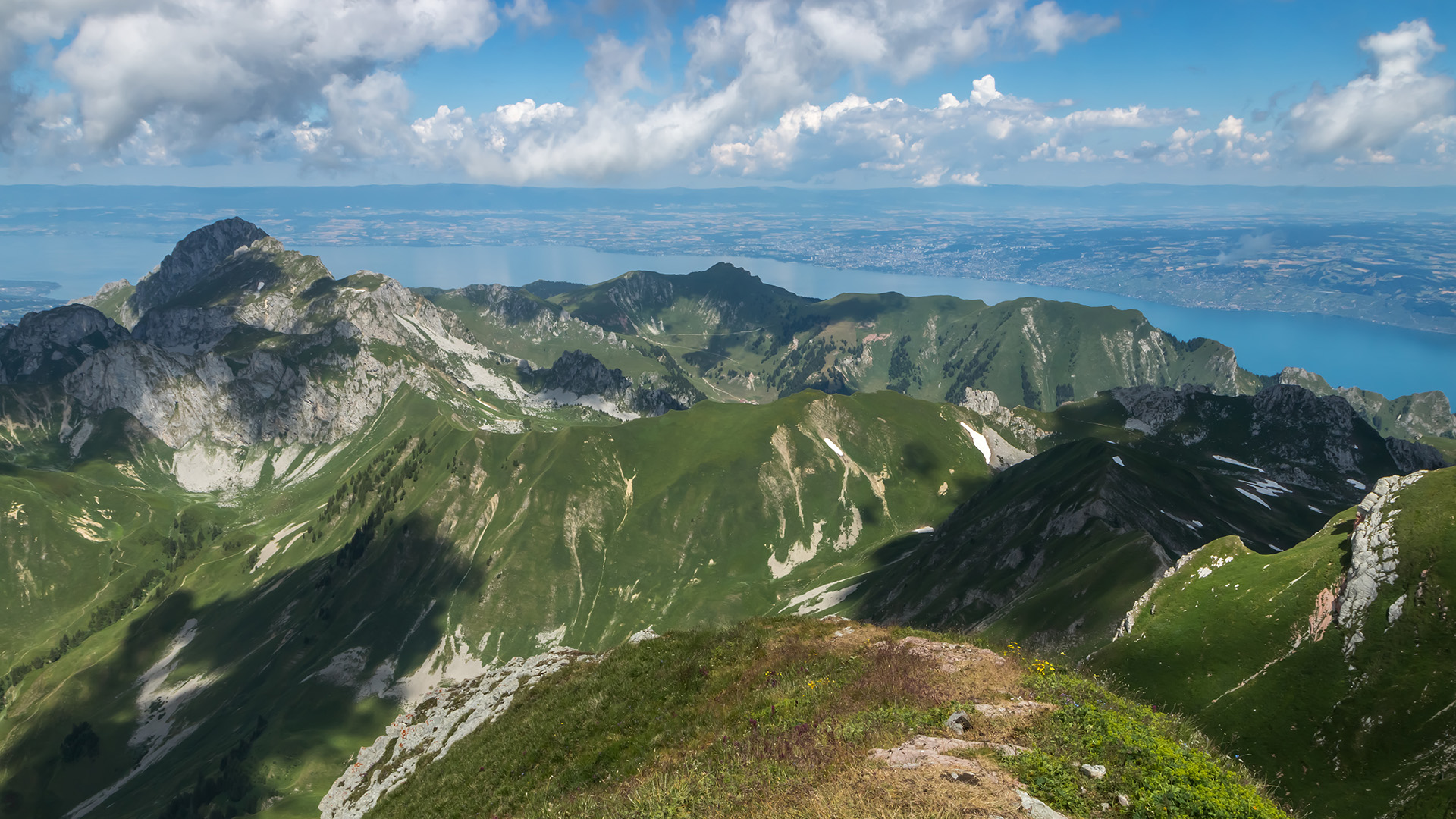 Vue de la dent d'oche ete du lac léman depuis les cornettes de bise