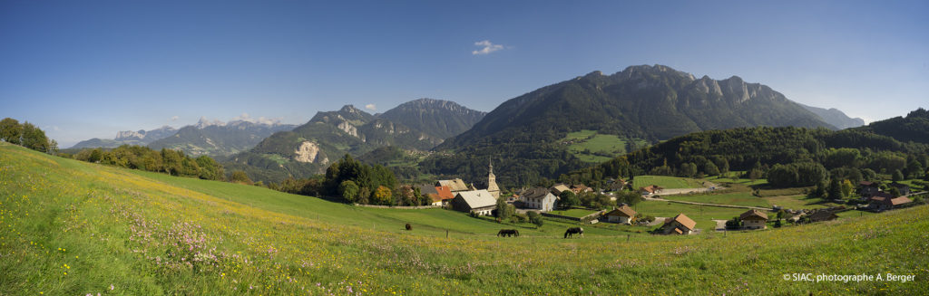 Grand panorama des montagnes du Chablais depuis Reyvroz