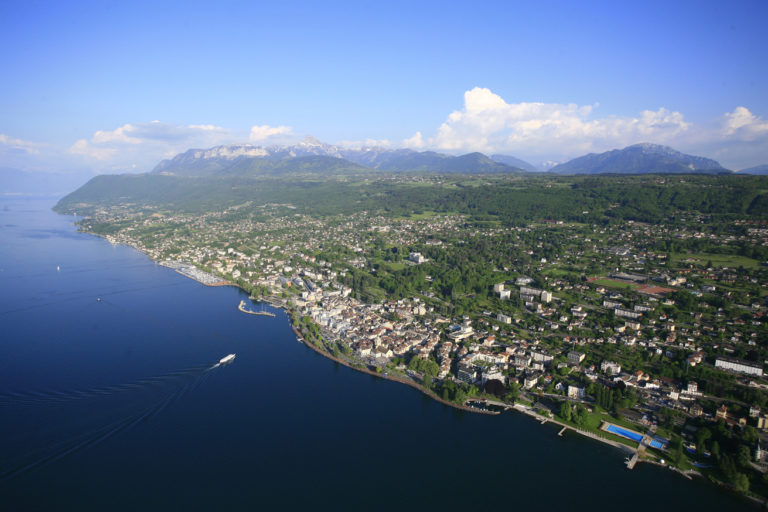 Vue aérienne sur les bords du Léman et les sommets du Chablais