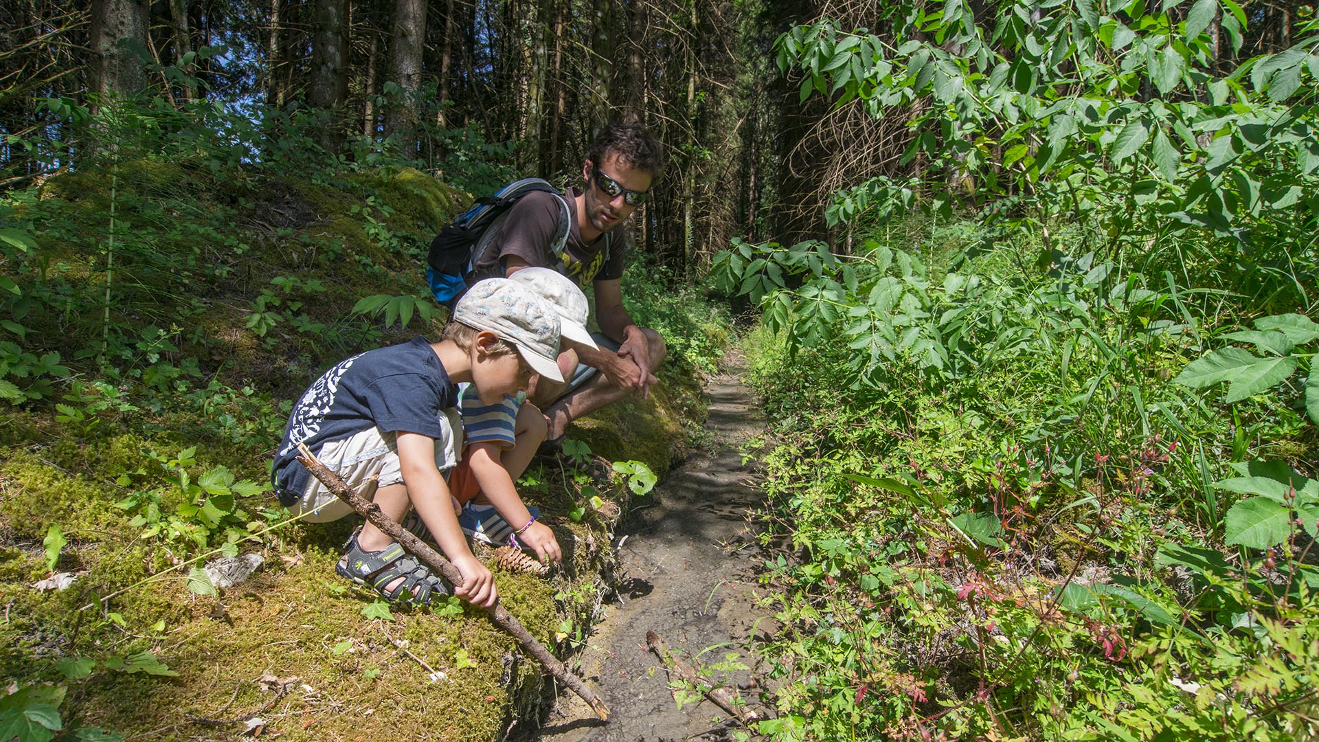 2 enfants et un accompagnateur au bord du brevon dans la foret ivre