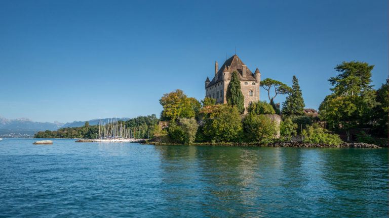 vue du château d'yvoire depuis le lac léman