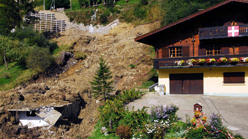 un eboulement près d'un chalet de montagne