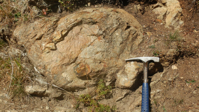 Une lave en coussin affleurante à la Tête du Vuargne – crédits : M. Giardino