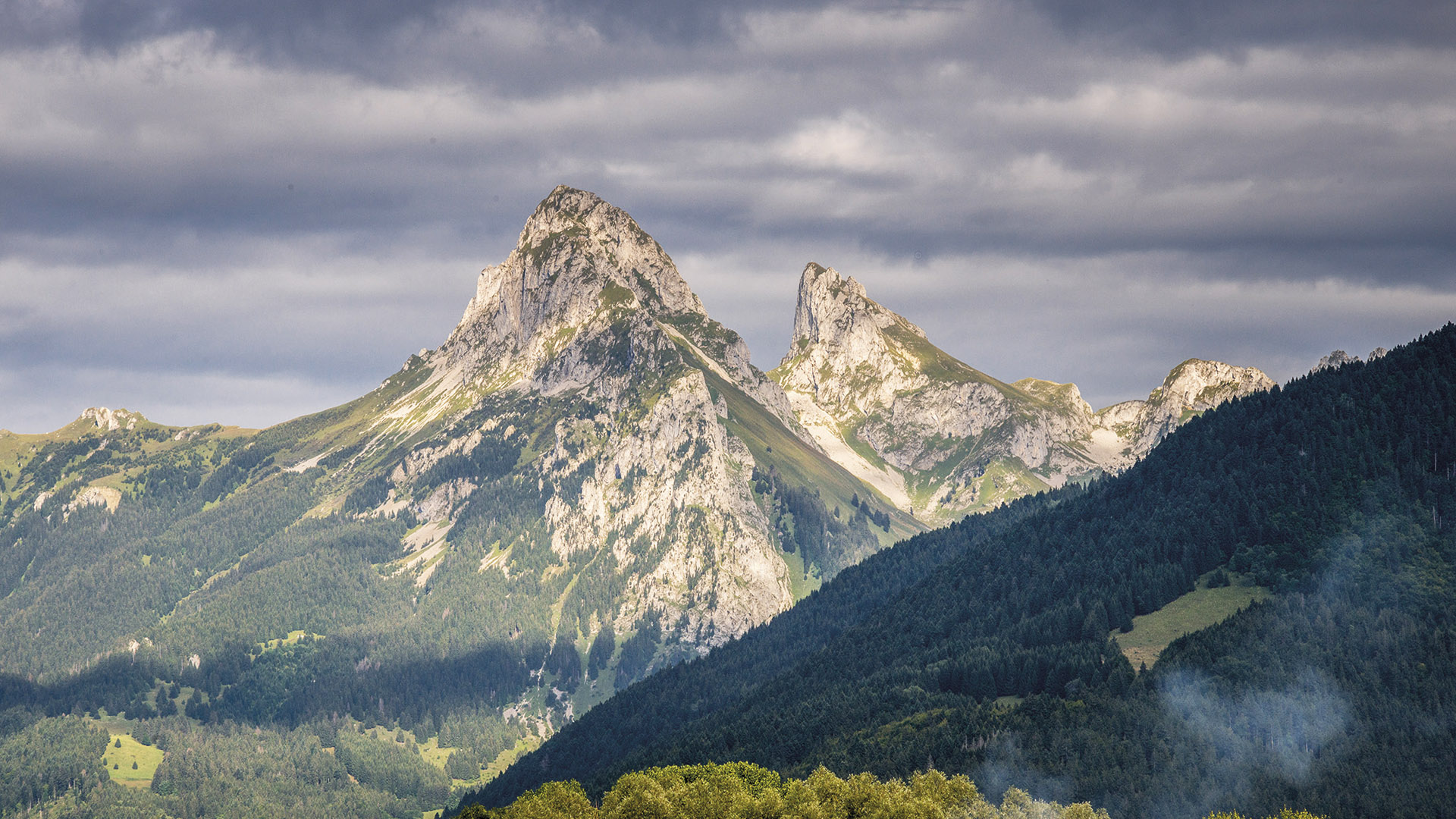 La Dent d'Oche vue depuis la chapelle de Champeillant