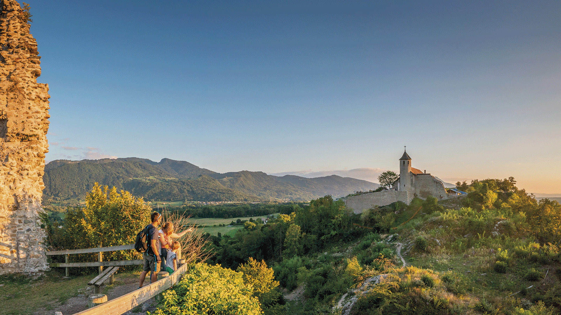 Vue sur le chateau des allinges avec coucher de soleil