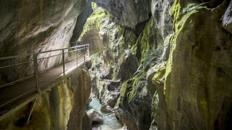 à l'intérieur des gorges du pont du diable