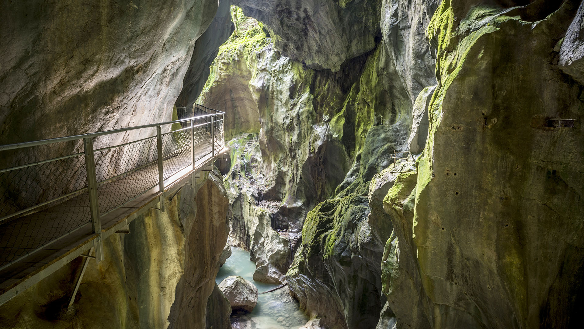 à l'intérieur des gorges du pont du diable