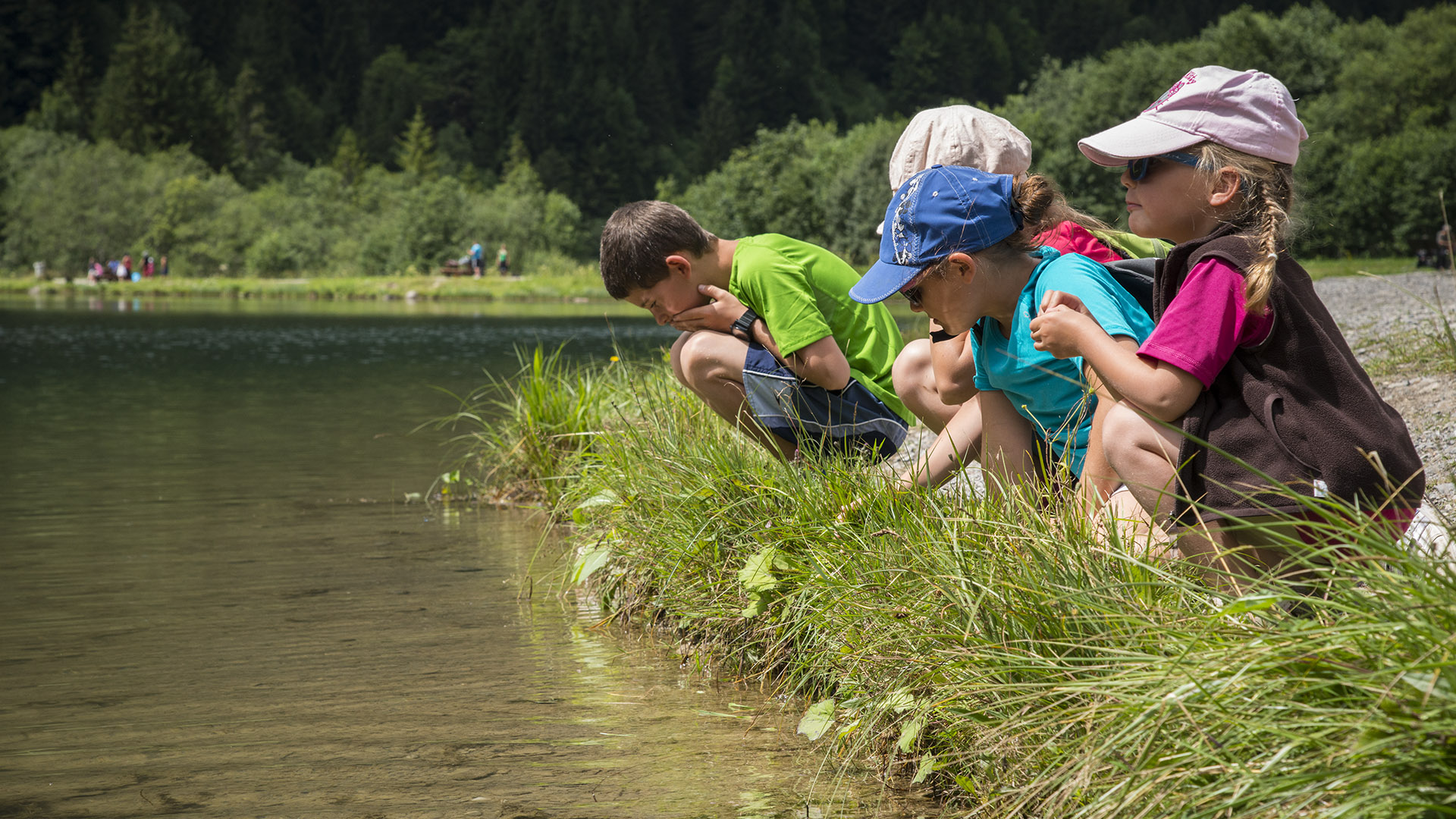 Enfants jouant au bord du lac des plagnes
